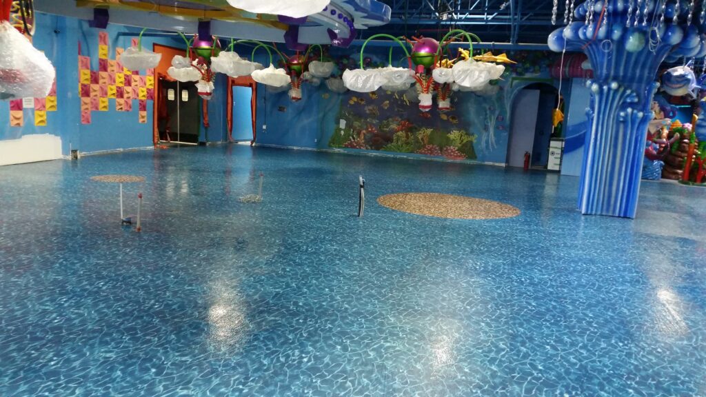 20151007_125452 - Planchers Tremblay Installation de tuiles de vinyle commercial 24 x 24 dans un centre d’amusement à fort achalandage.