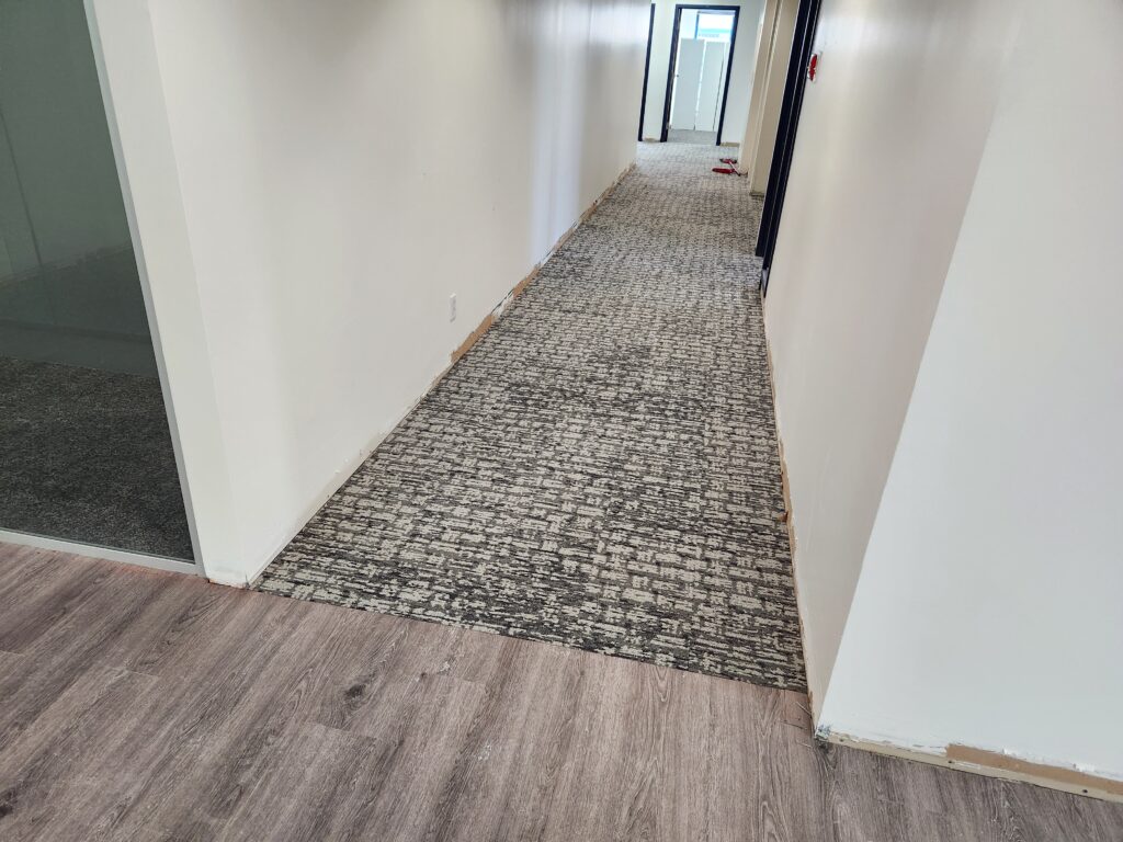 20230208_125036 - Planchers Tremblay Tapis carreau installé dans les bureau d'une usine.