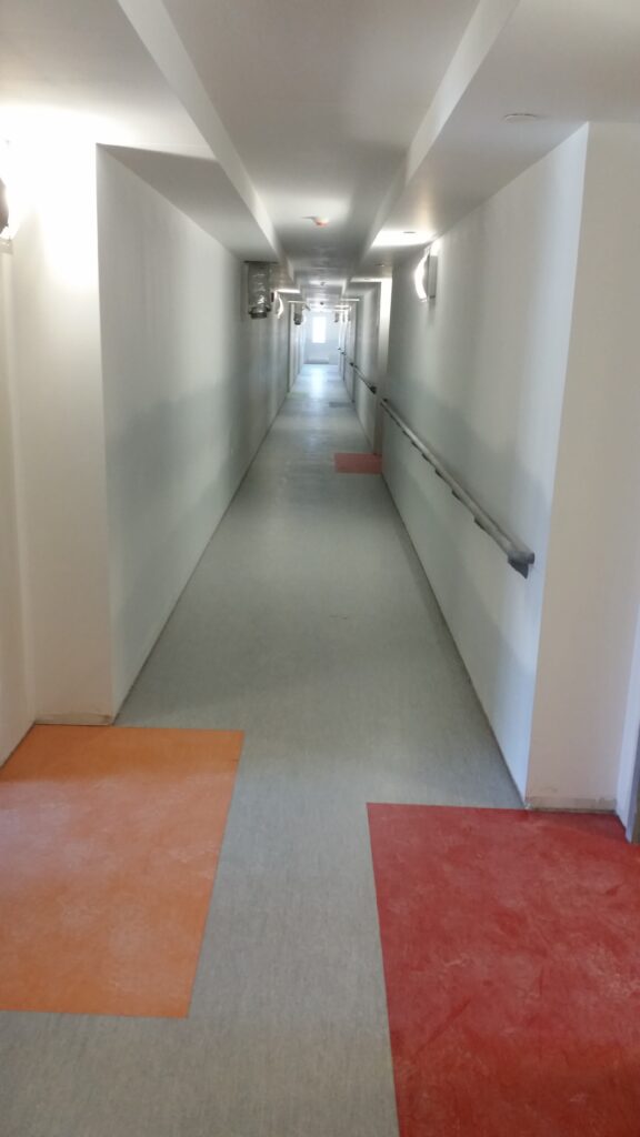 IMG_20160427_123559 - Planchers Tremblay Installation de vinyle en rouleau commercial dans un corridor principal d’immeuble locatif sur la Rive-Sud de Montréal.