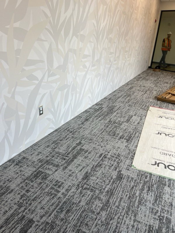 IMG_350411 - Planchers Tremblay Installation de tapis en carreaux commercial dans les bureaux administratifs d’une usine située sur la Rive-Sud de Montréal.