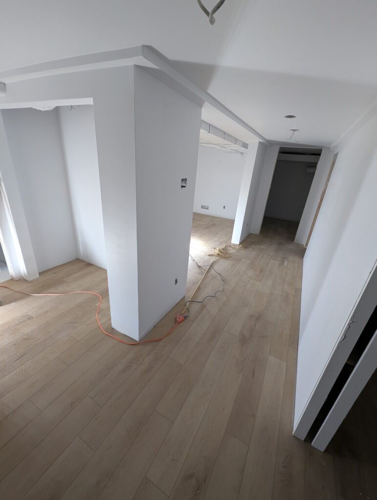 Latte de vinyle collé - Installation standard dans un appartement