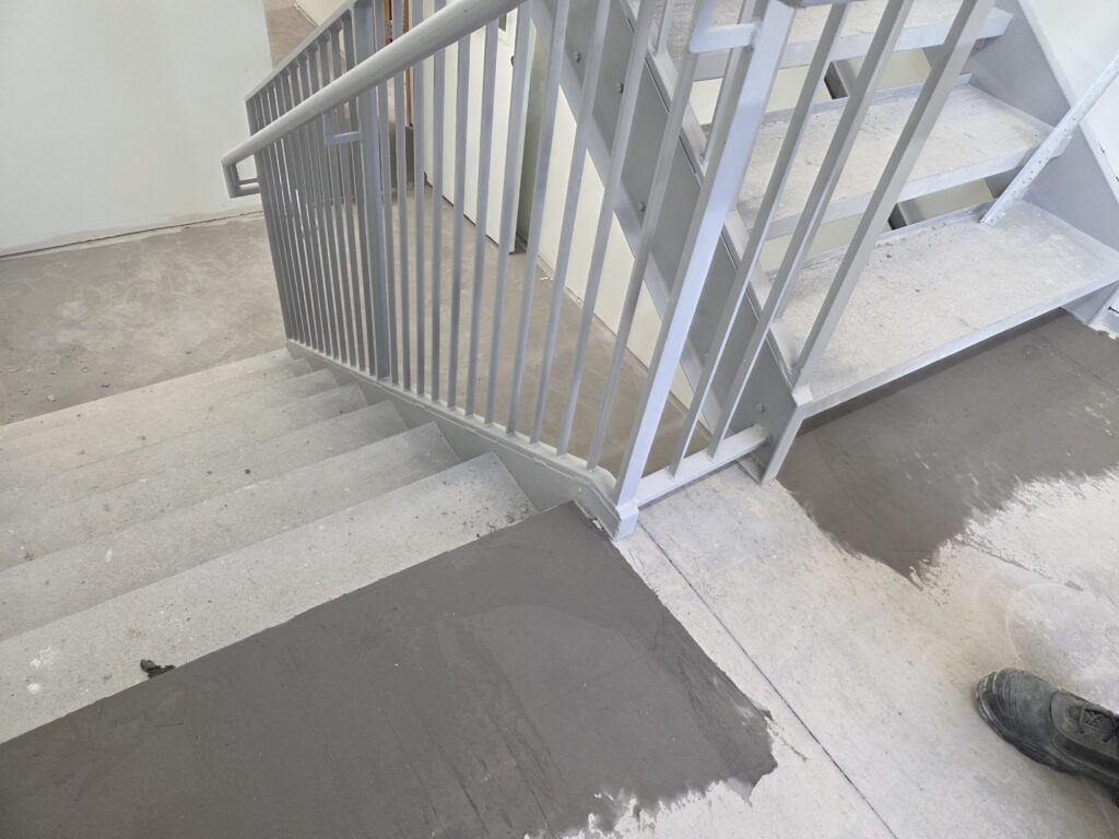 20251028_082754 - Planchers Tremblay Préparation de surface avant l'installation de tapis carreau