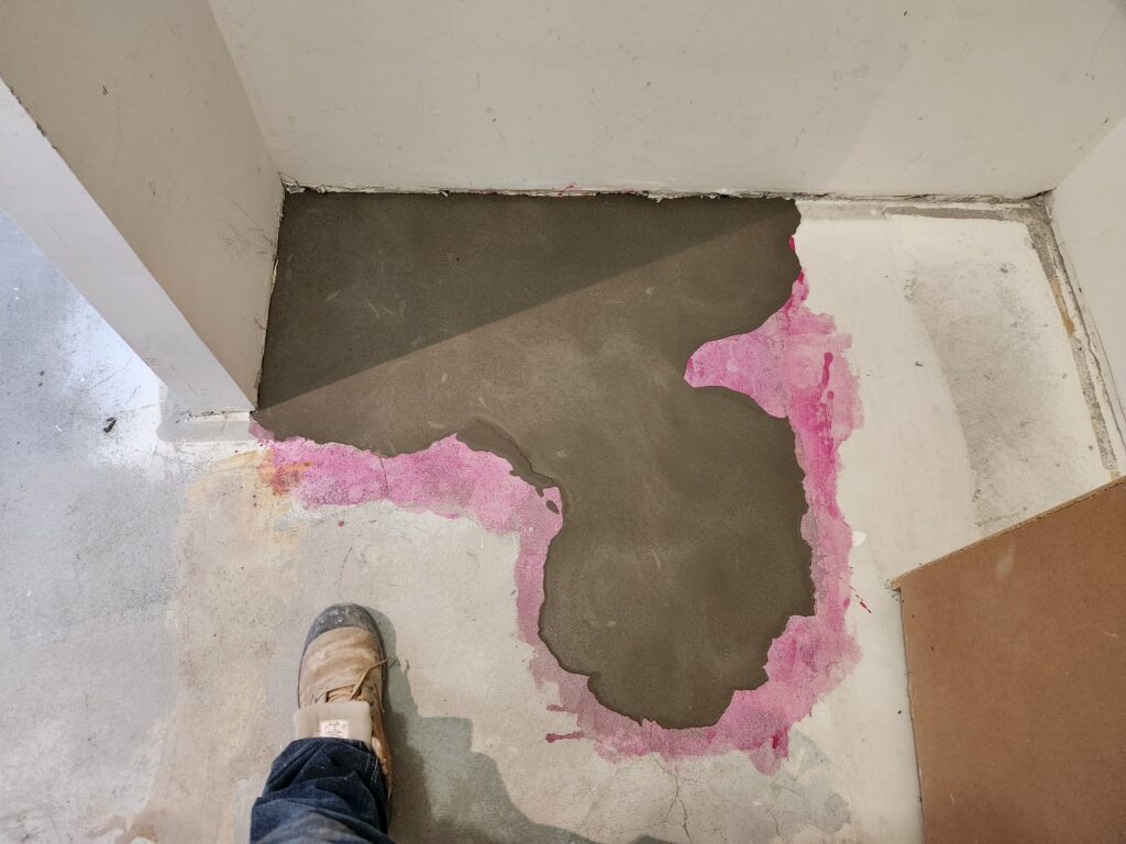 20260310_103335 - Planchers Tremblay Nivellement localisé dans un immeuble de Longueuil avant l'installation de latte de vinyle clic