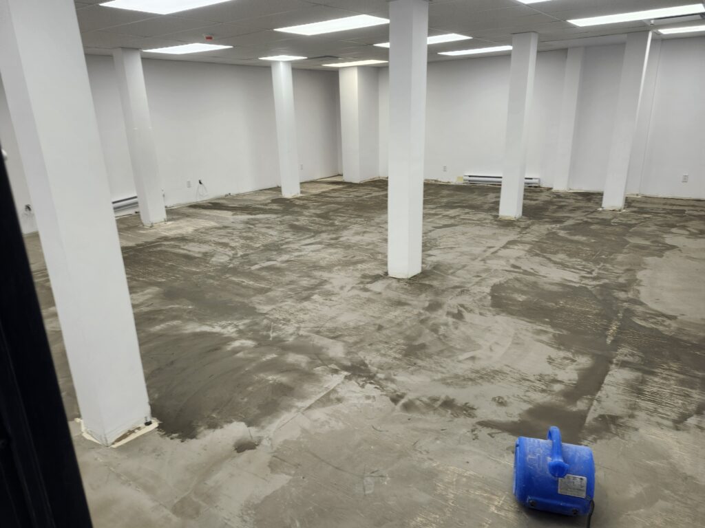 IMG_20260302_161029 - Planchers Tremblay Préparation d'une surface en béton avec du ardex sur un projet commercial sur la rive-sud de Montréal.